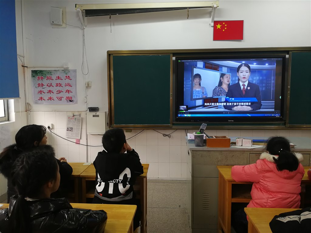 观看法制宣传片.jpg