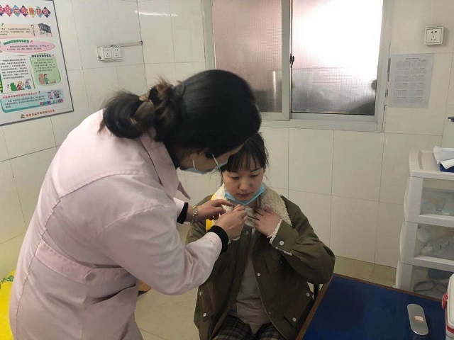 保健老师检查.jpg