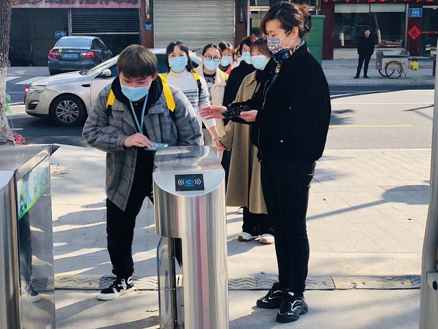 一米线外排队.jpg
