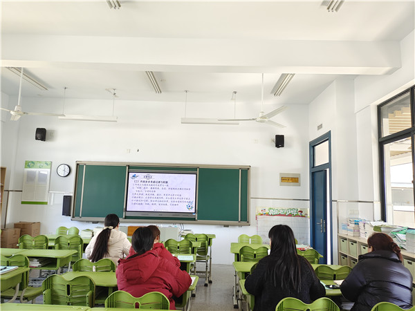采菱小学四年级语文期初教材培训照片.jpg