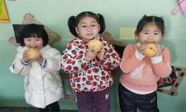 吃梨子.jpg