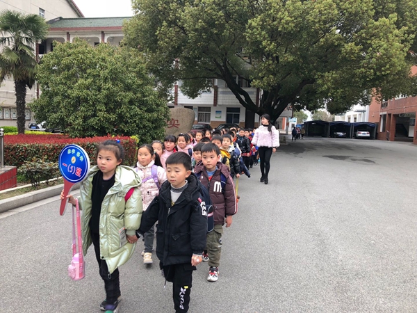 不延时学生队伍.jpg