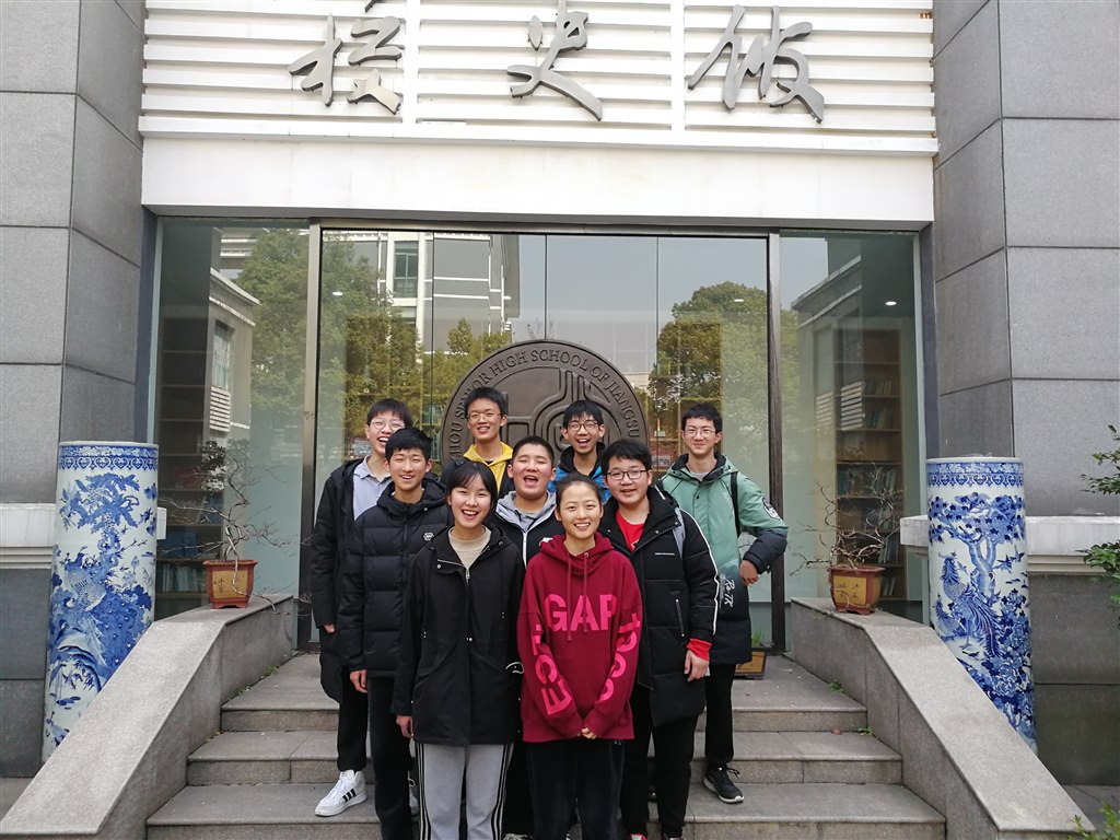省中校史馆合影九3.jpg