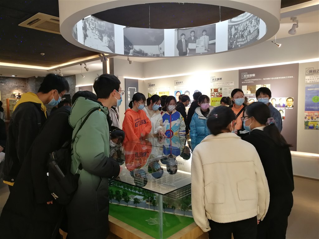 省中校史馆参观.jpg