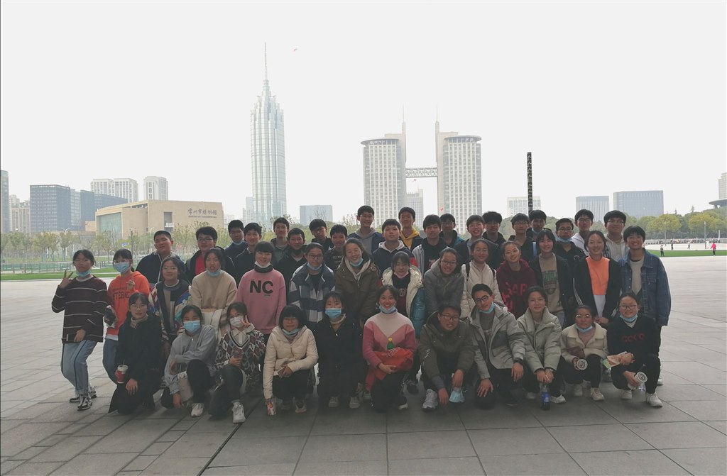 博物馆背景合影.jpg