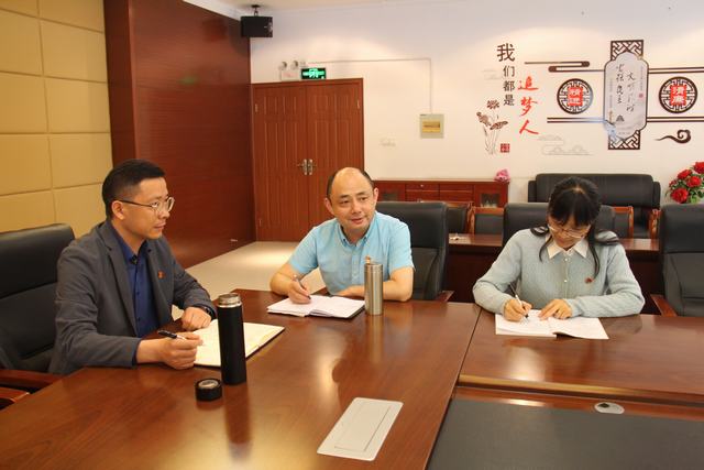 洛阳中心小学开展五月党支部委员会议 (1).JPG