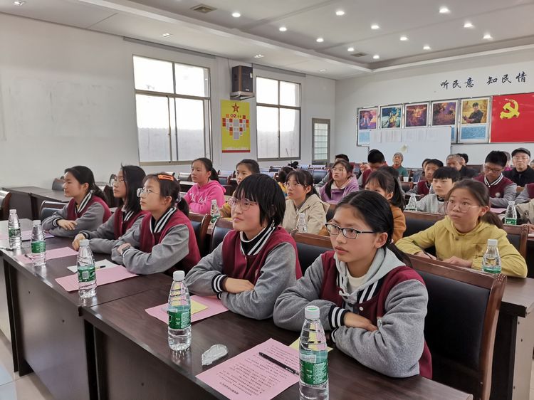 走进村委聆听常州三杰故事.jpg