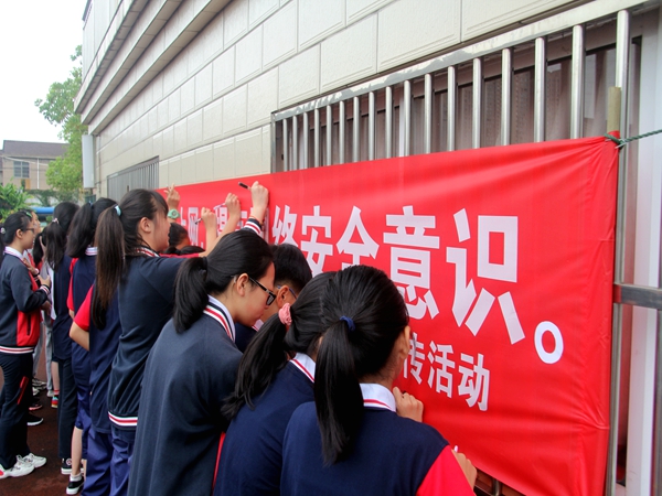 马杭初中开展“理性用网，文明上网”宣传活动1.JPG