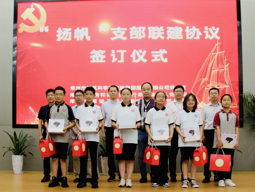 赠送学习生活用品.JPG