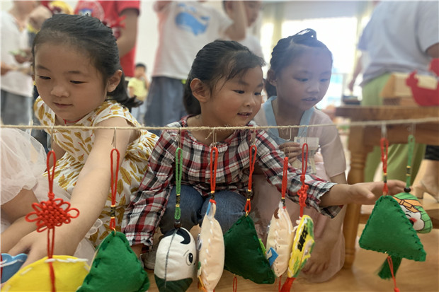 认真挑选我想要的香包.jpg 认真挑选我想要的香包.jpg