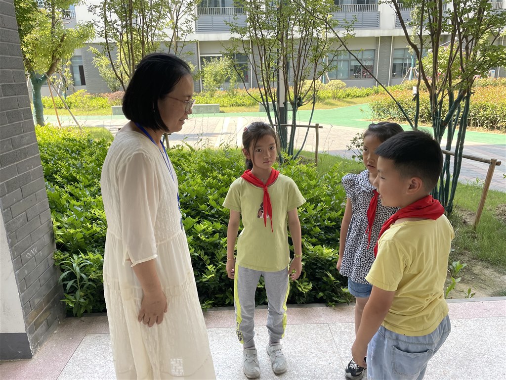 与学生交流.JPG