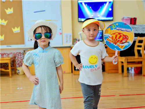 看我的墨镜酷不酷。 .jpg