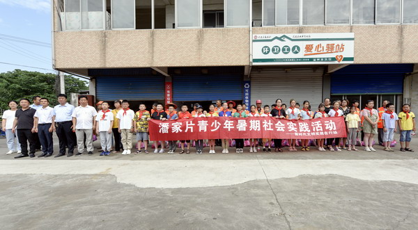 潘家小学慰问环卫工，寻访王铮故居_ (22).jpg