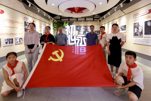 潘家小学慰问环卫工，寻访王铮故居_ (48).jpg