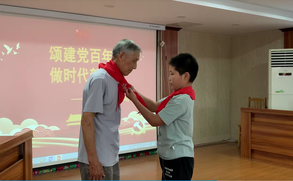 李鹏辉为陈鹤琴佩戴红领巾.png 李鹏辉为陈鹤琴佩戴红领巾.png
