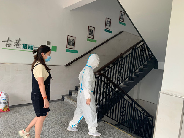 校医带发热学生到隔离室.jpg