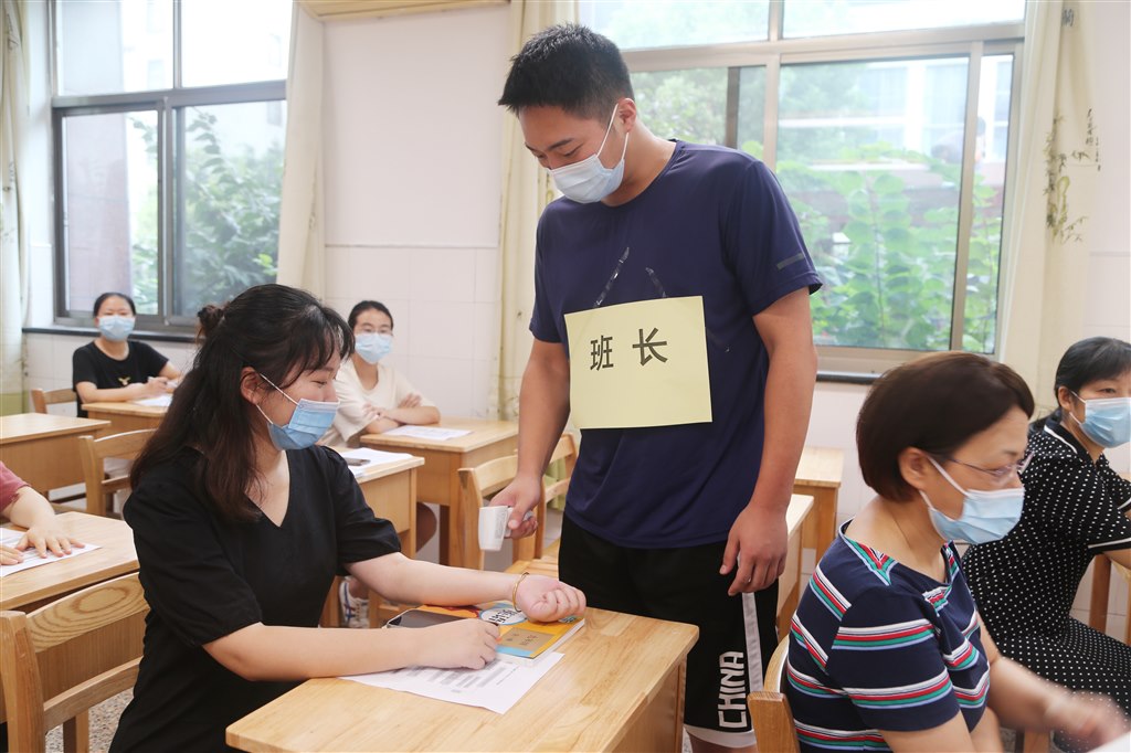 2 班长测温、发现发热学生.JPG