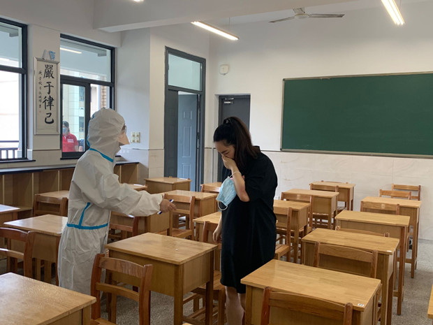 校医到教室处理呕吐学生.jpg