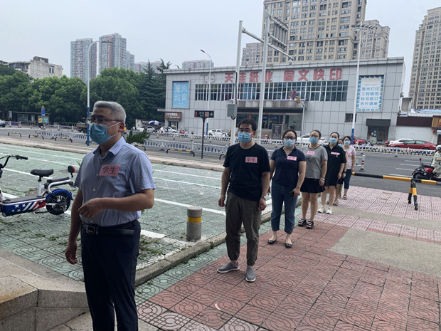 学生早晨到校1.jpg