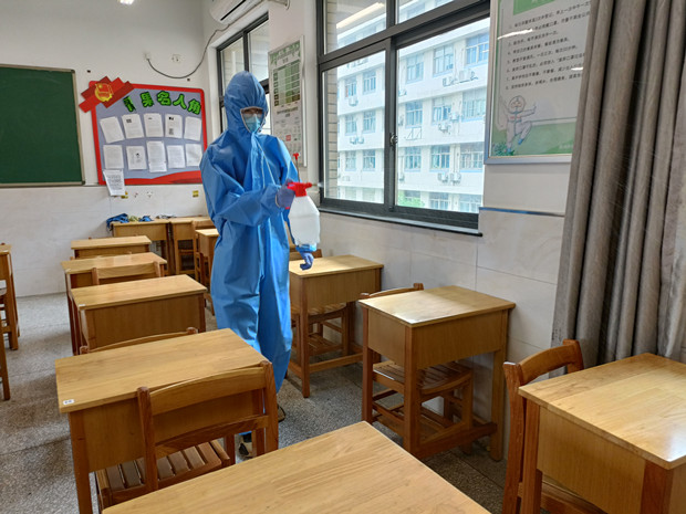 教室桌面消毒1.jpg