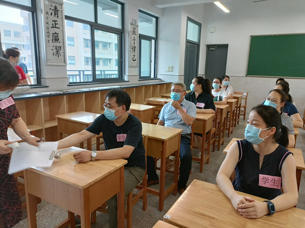 班主任午检测温.jpg