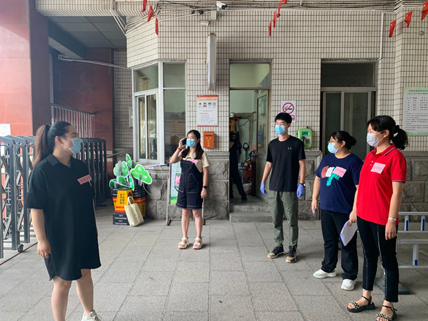值班领导、老师、班主任等待家长_副本.jpg