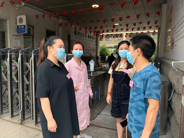 家长到校接学生1.jpg