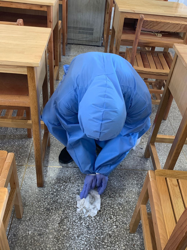 消毒人员处理呕吐物.jpg