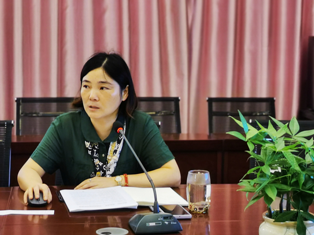 王校做报告.jpg