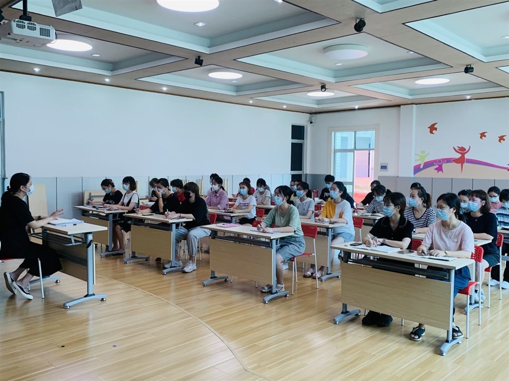 全体教师会议.jpg