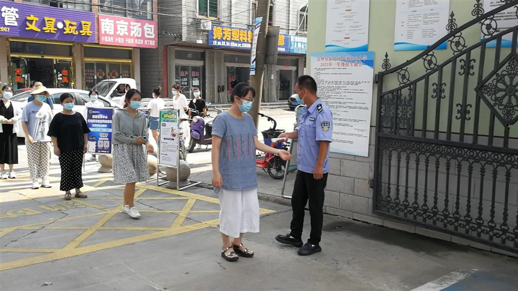 3 学生进校测温演练01.png_20210830_155106.820.jpg