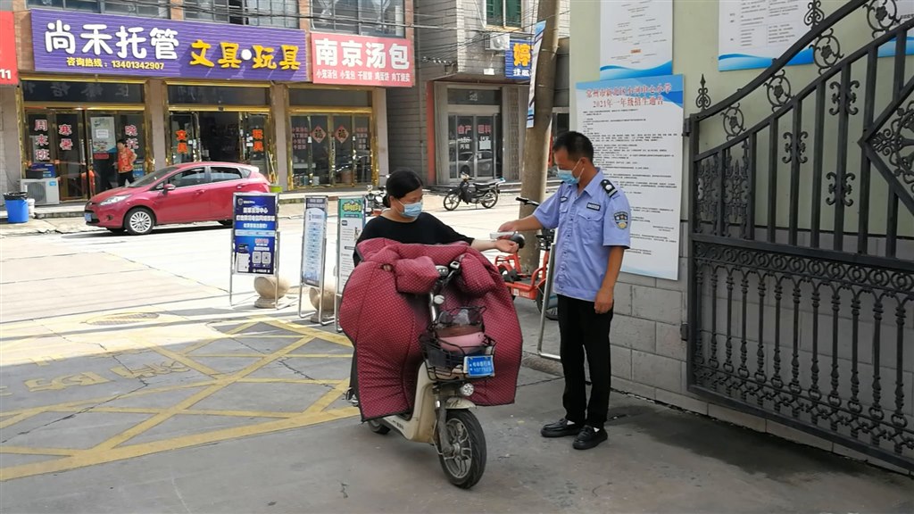 2 教职工进校测温演练01.png_20210830_155054.823.jpg