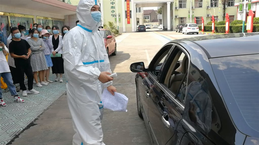 1 保健老师的个人防护穿戴.png_20210830_155048.759.jpg