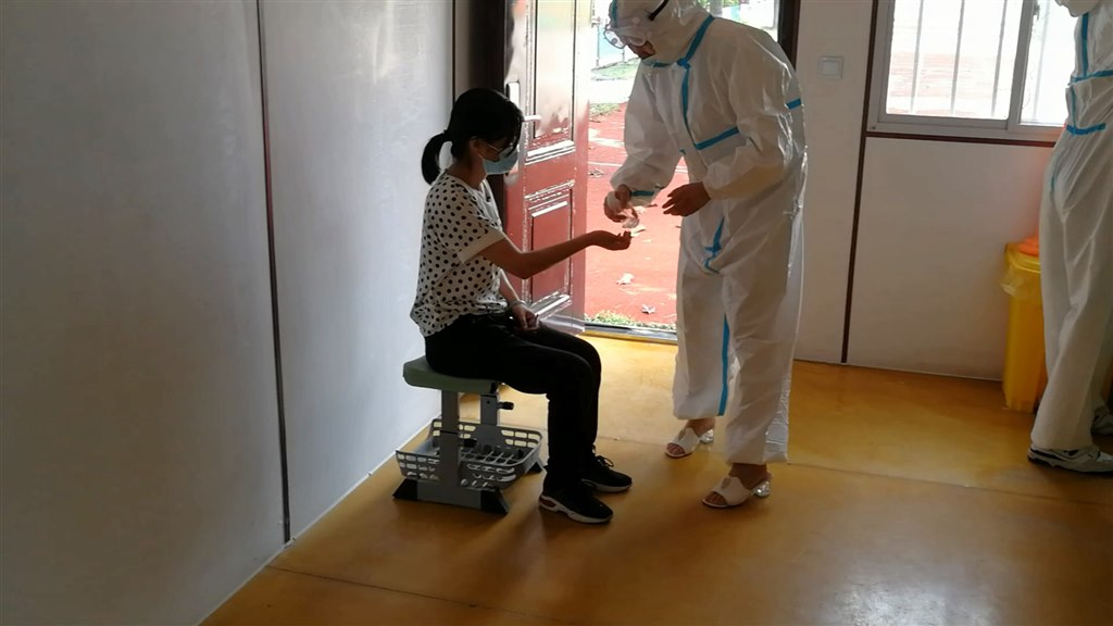 9 学生在校期间发热应急演练.png_20210830_155247.579.jpg