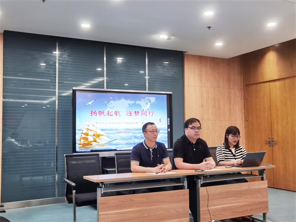 徐校长做开营仪式发言.jpg