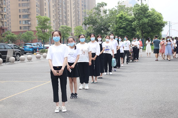 6 老师入校.JPG