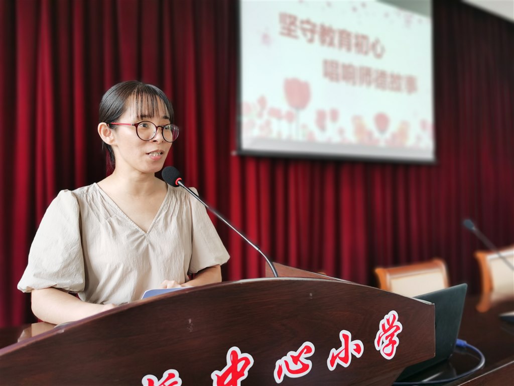 朱晓红宣讲.jpg