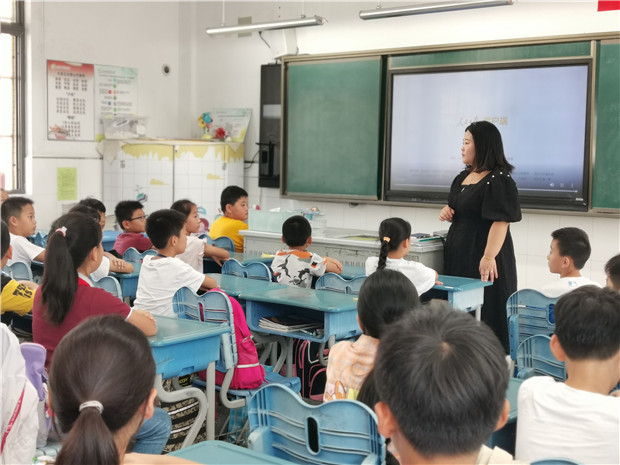 四5五3在组织学生学习视频后互动交流.jpg
