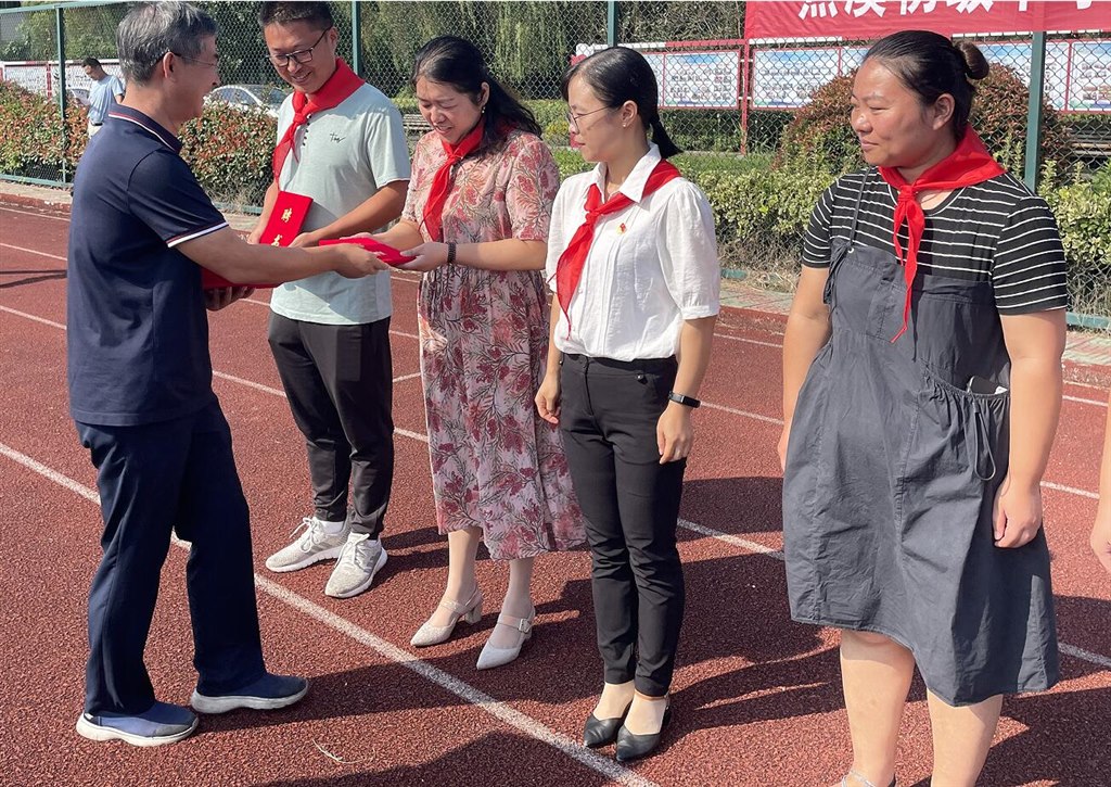 颁发聘书.jpg