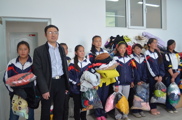 芮建民老师给孩子捐赠冬衣.jpg
