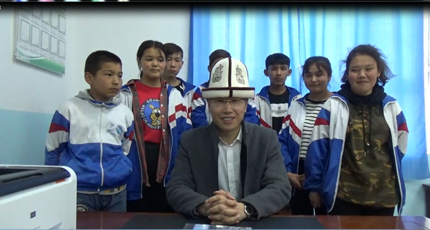 与学生们在一起.jpg