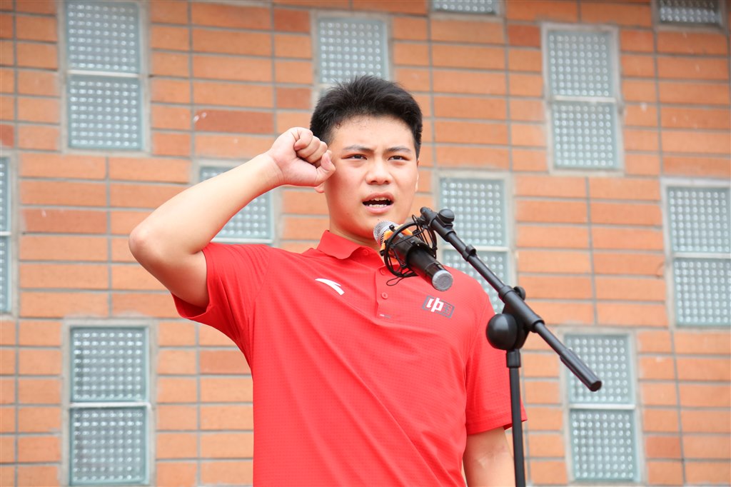 运动员代表高三8班邹亦宸同学.JPG