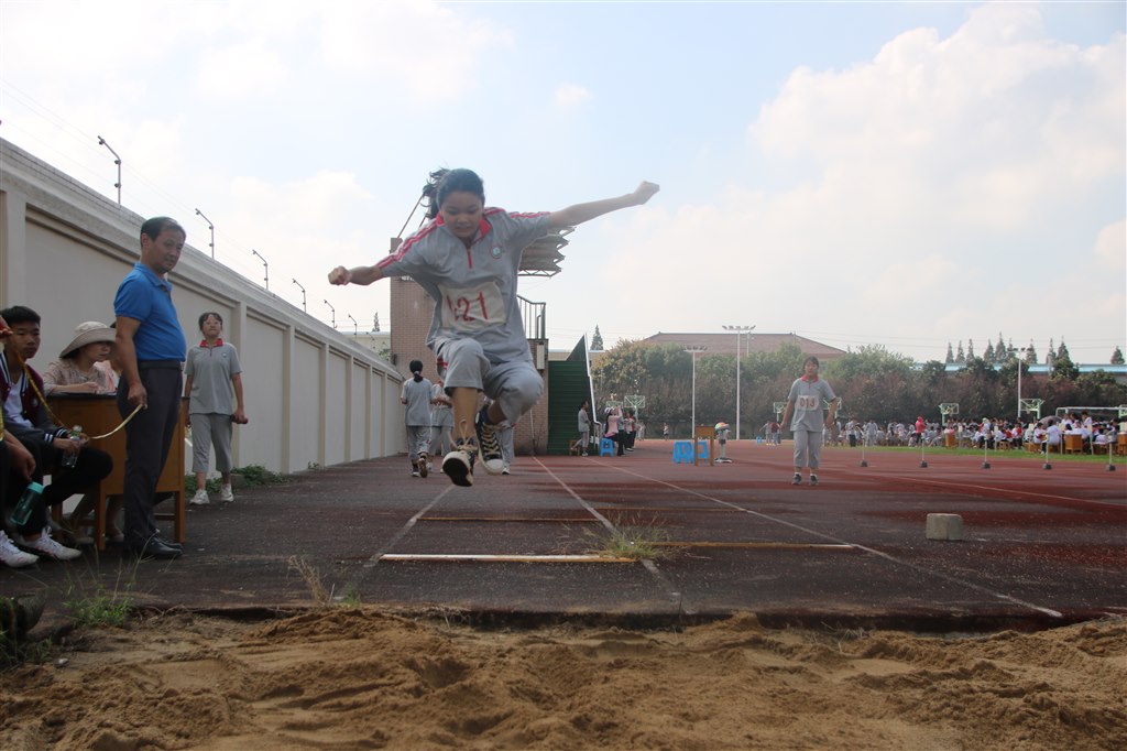 跳远.JPG