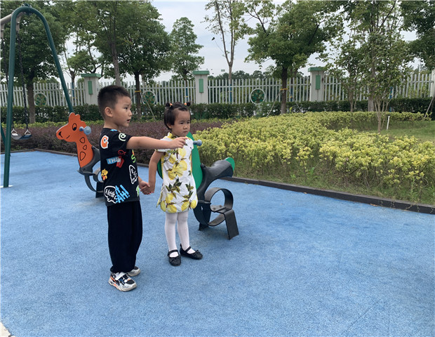 带着小班的妹妹来认识一下我们的户外场地.JPG