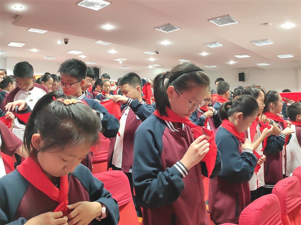 系上大红领巾.jpg 系上大红领巾.jpg