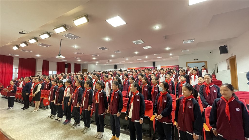 齐唱队歌.jpg 齐唱队歌.jpg