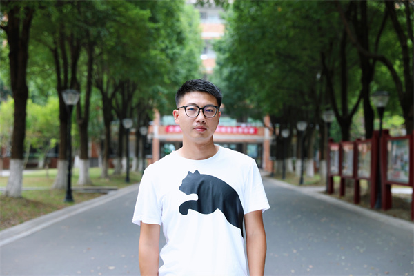 汤洲杰.jpg