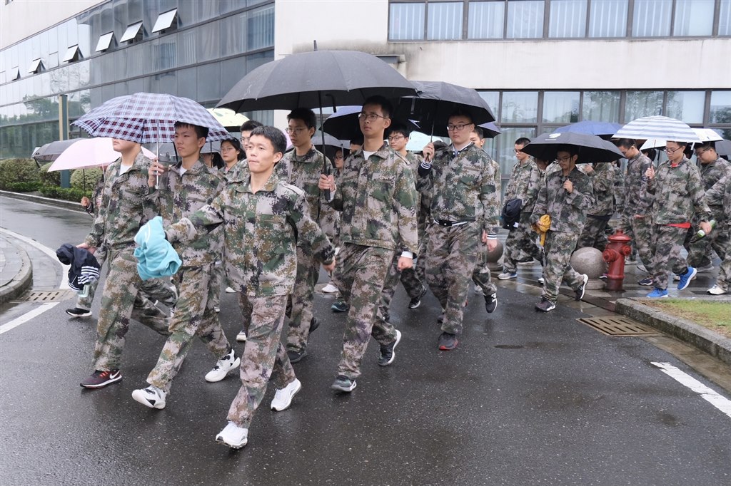 雨中行走.jpg