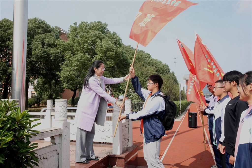 授旗仪式2.jpg