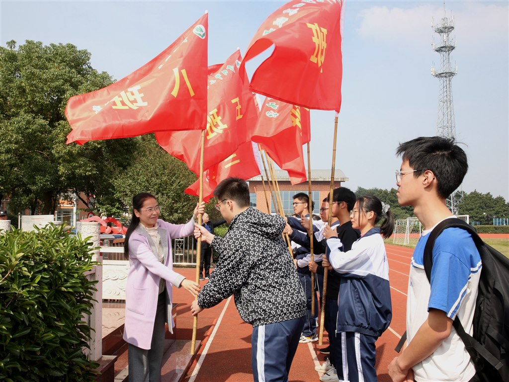 授旗仪式1.jpg